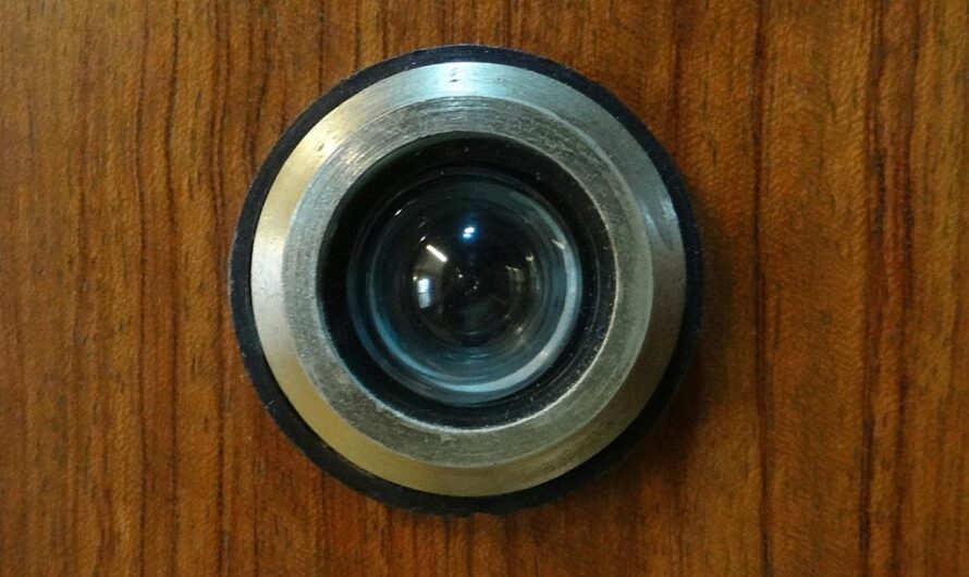 ¿Por qué instalar una mirilla para tu puerta principal?